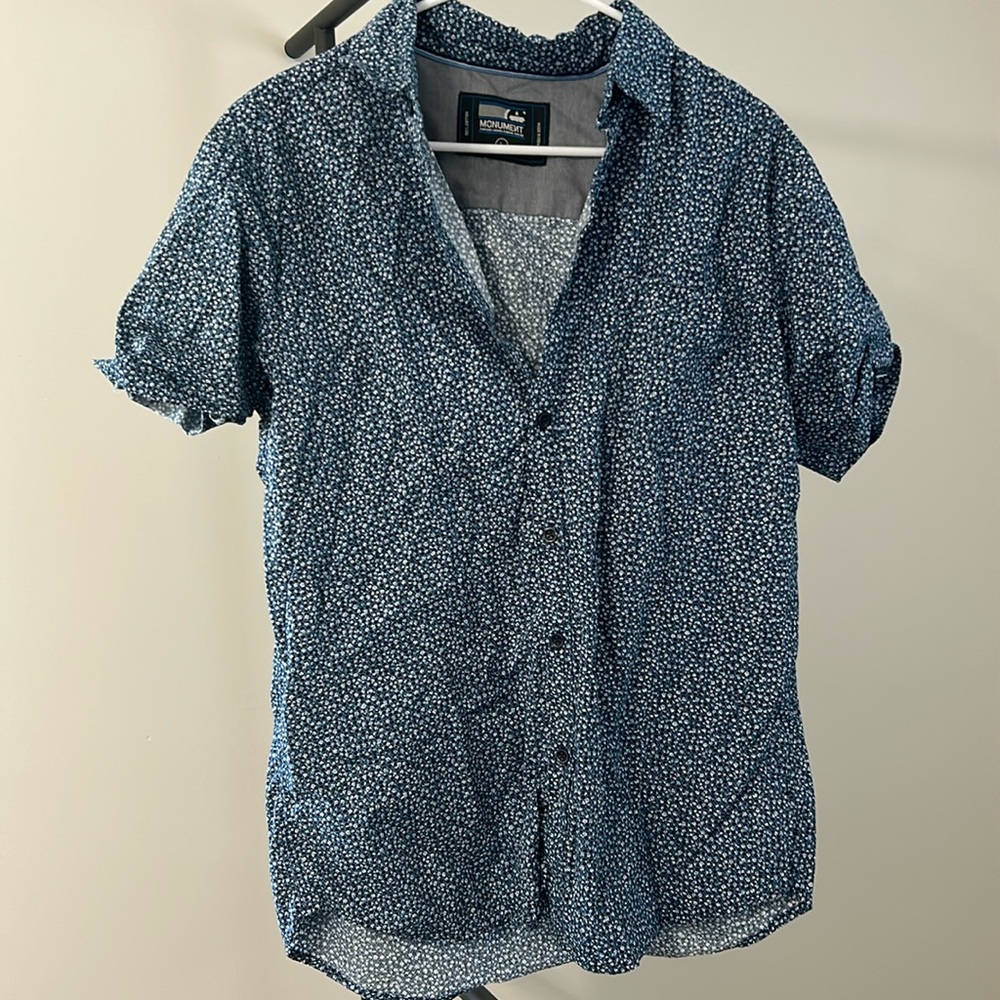 Men’s Monument collared shirt. Size L